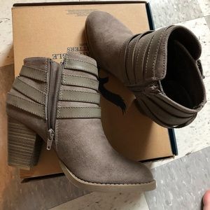 American Eagle Heeled Booties NWOT
